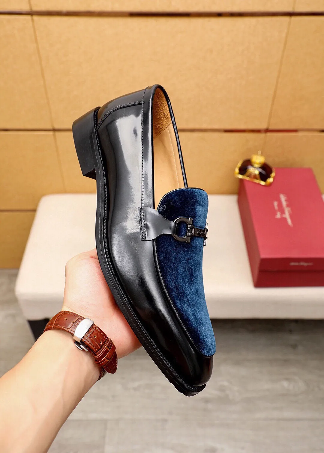 Men's shoes 💰460 💐 Product trademark: Ferragamo "Ferragamo" casual leather shoes Regular size: 38-44 (45.46.47🉑️Customized) Product materials: Selected imported top-layer high mercerized calfskin upper + luxury hardware buckle, imported water-dyed cow leather lining. Strong three-dimensional visual effect, rubber outsole Color: 2⃣️colors available